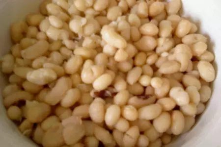 Негламурный, но вкусный салат из белой фасоли: шаг 2