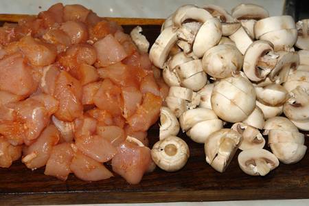 Куриные шашлычки с грибами в сливочном соусе.: шаг 1