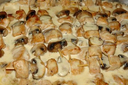 Куриные шашлычки с грибами в сливочном соусе.: шаг 8