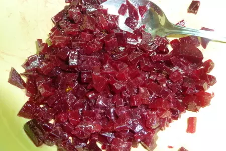Салат со свеклой, сельдью и яйцом пашот: шаг 2