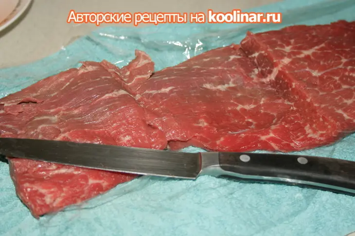 Мясной рулет с тыквой и орехами: шаг 3