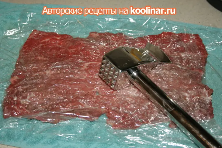 Мясной рулет с тыквой и орехами: шаг 4