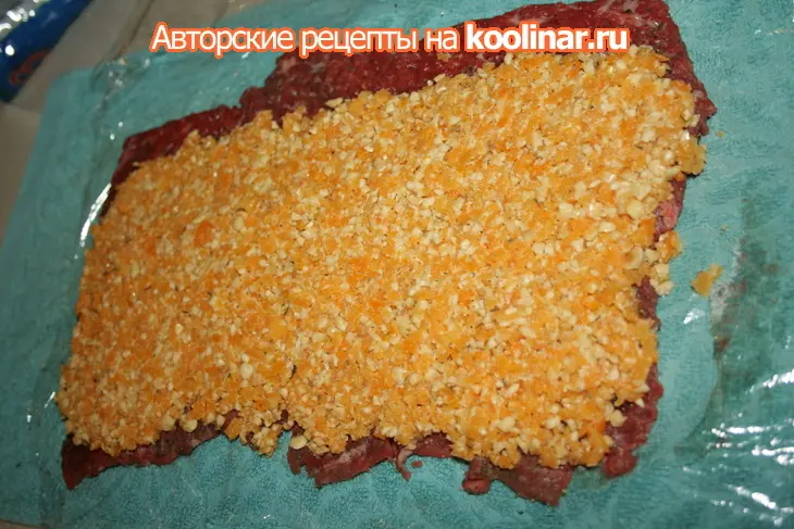 Мясной рулет с тыквой и орехами: шаг 5