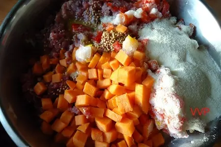 Мясной хлебец с морковью и перцем.: шаг 1