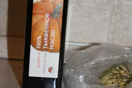 Капустный салат с тыквенным маслом и семечками: шаг 1