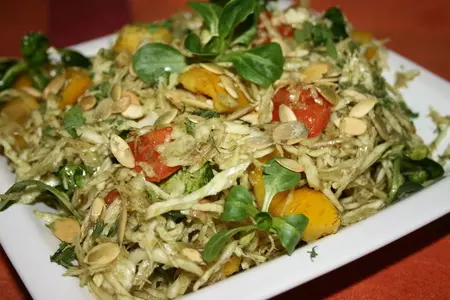 Капустный салат с тыквенным маслом и семечками: шаг 2