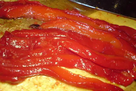 Закуска из печёного перца с каперсами,чесноком и зеленью: шаг 2