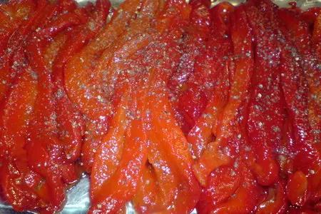 Закуска из печёного перца с каперсами,чесноком и зеленью: шаг 3