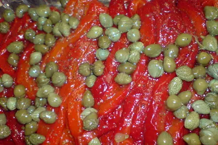 Закуска из печёного перца с каперсами,чесноком и зеленью: шаг 4