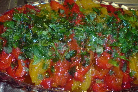 Закуска из печёного перца с каперсами,чесноком и зеленью: шаг 6