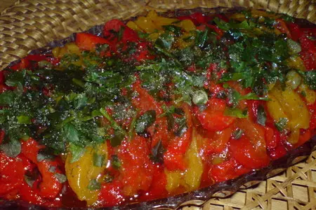 Закуска из печёного перца с каперсами,чесноком и зеленью: шаг 7