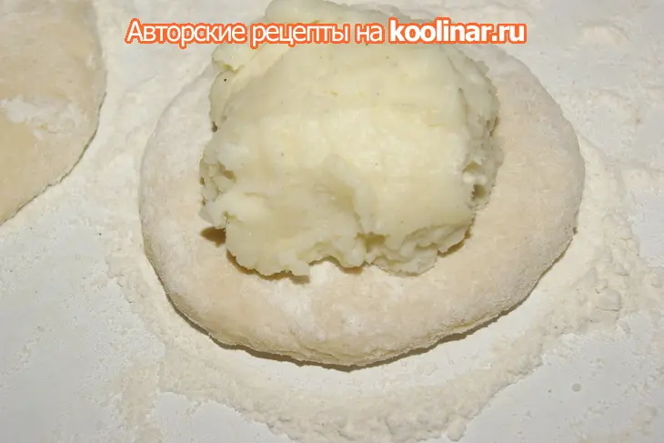 Хычины с сырно-картофельной начинкой.: шаг 2