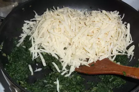 Творожные лепёшки со шпинатом и перепелиными яйцами: шаг 4