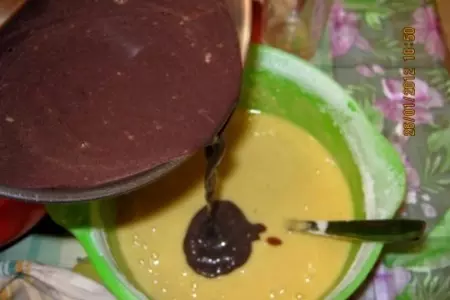 Шоколадные блинчики с черносливом, греческим орехом и сметанным кремом: шаг 3