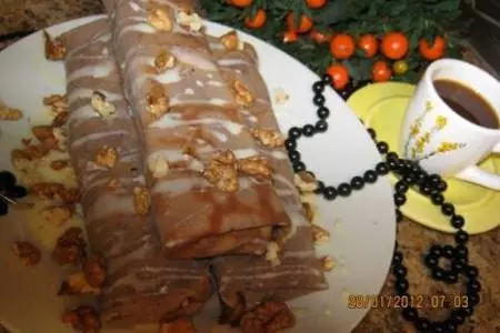Шоколадные блинчики с черносливом, греческим орехом и сметанным кремом: шаг 8
