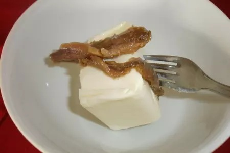 Закусочные бутерброды с копченым тунцом и осётром: шаг 2