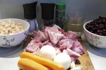 Мясо индейки с разноцветной фасолью в горшочках: шаг 1