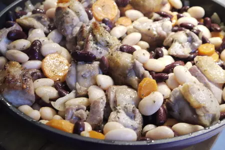 Мясо индейки с разноцветной фасолью в горшочках: шаг 3