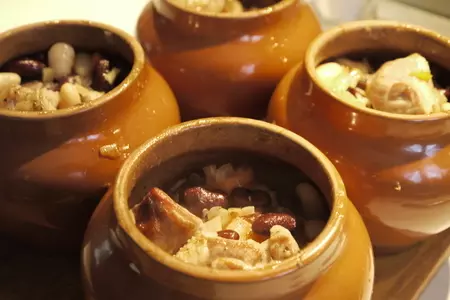 Мясо индейки с разноцветной фасолью в горшочках: шаг 4
