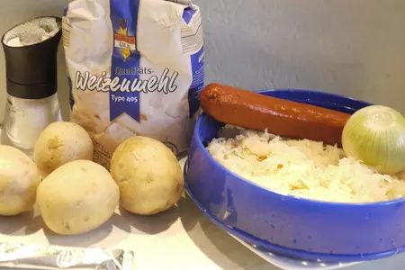 Картофельный пирог с квашеной капустой (дрожжевое тесто с сырым картофелем): шаг 1