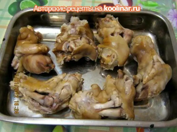 Тушеные свиные ножки в меде: шаг 1