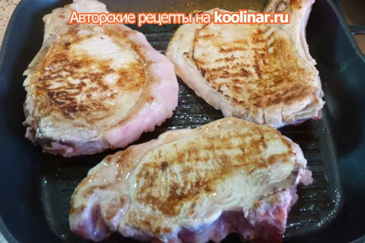 Свиная корейка на гриле с фаршированными помидорами на гарнир: шаг 5