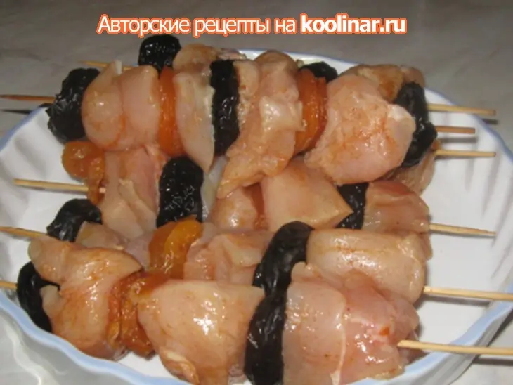 Шашлычки с сухофруктами в красном маринаде: шаг 2