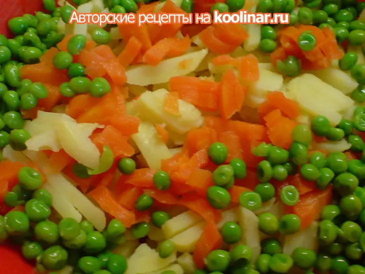 Салат "росолье" с маринованными грибами: шаг 2