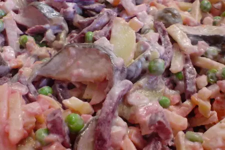 Салат "росолье" с маринованными грибами: шаг 7