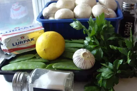 Зелёный горошек с грибами (на пару): шаг 1
