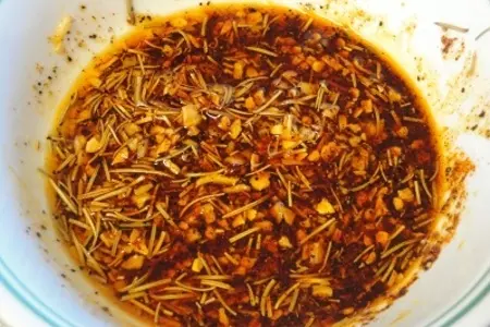 Мясо с чесноком, розмарином и картофелем: шаг 4