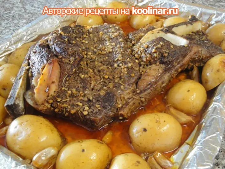 Мясо с чесноком, розмарином и картофелем: шаг 7