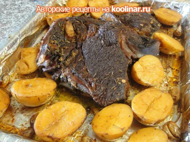 Мясо с чесноком, розмарином и картофелем: шаг 8