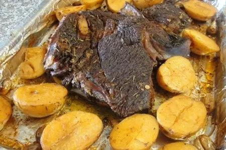Мясо с чесноком, розмарином и картофелем: шаг 8