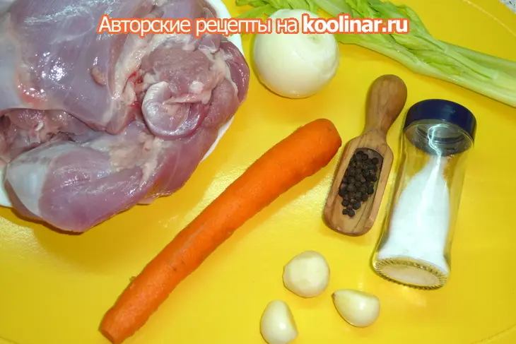 Томленый в горшочке ароматный суп из индейки с перловой крупой: шаг 1