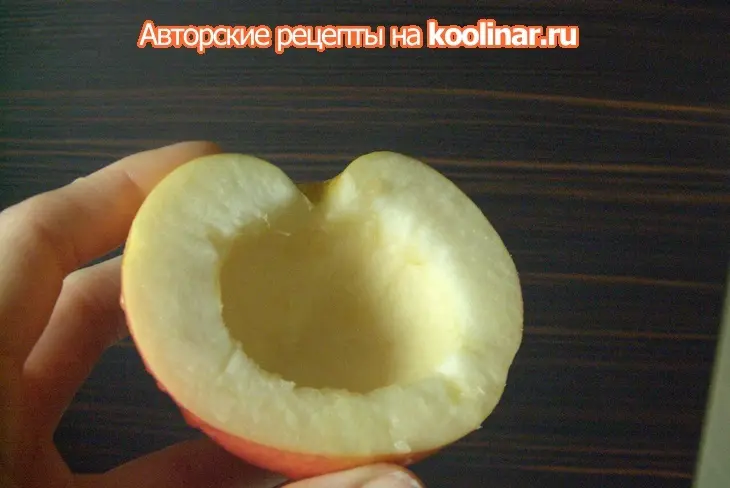 Половинки яблок с наполнителем из кокосового и грецкого орехов: шаг 1