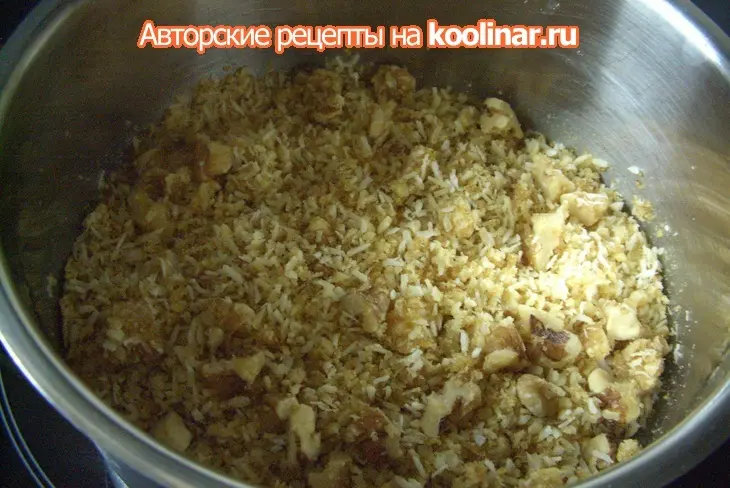 Половинки яблок с наполнителем из кокосового и грецкого орехов: шаг 2