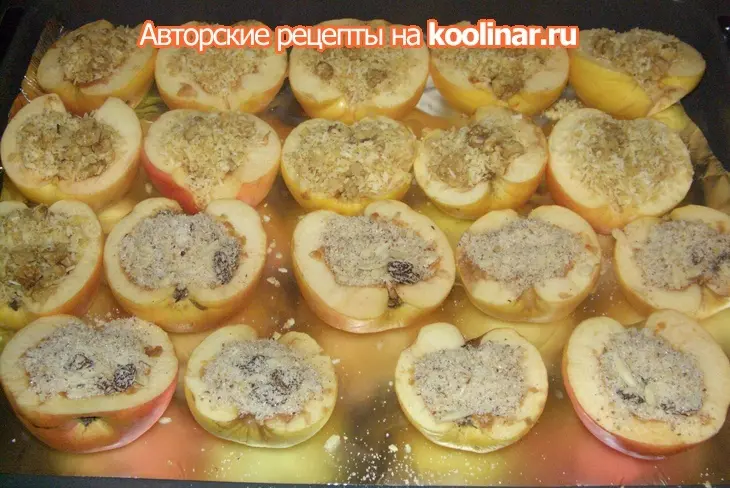 Половинки яблок с наполнителем из кокосового и грецкого орехов: шаг 3