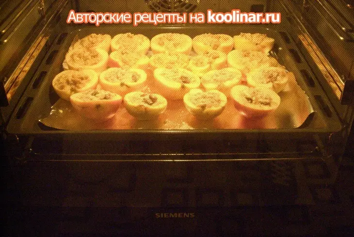 Половинки яблок с наполнителем из кокосового и грецкого орехов: шаг 4