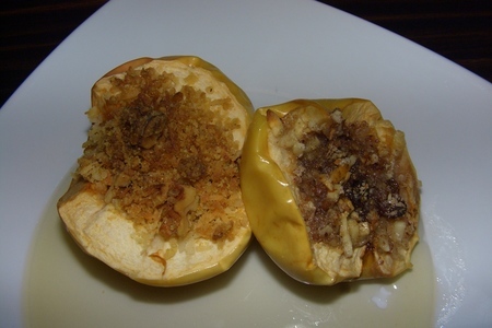 Половинки яблок с наполнителем из кокосового и грецкого орехов: шаг 5
