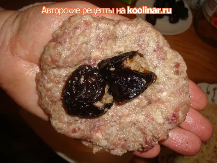 Зразы мясные в двойной панировке "чернослив в гостях у мяса": шаг 2