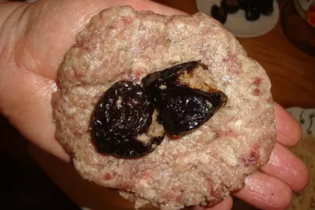 Зразы мясные в двойной панировке "чернослив в гостях у мяса": шаг 2