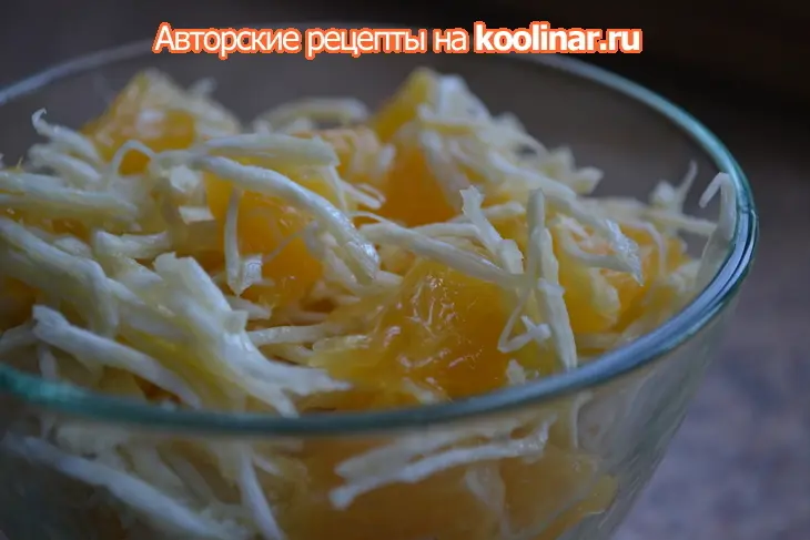 Салат из апельсинов и сельдерея: шаг 2