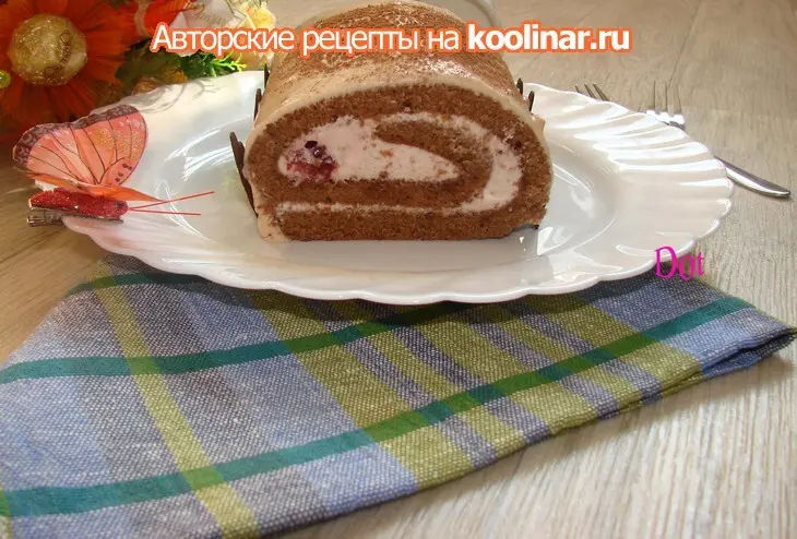 Бисквитный рулет "два шоколада" с клубнично - ежевичной сливочной начинкой: шаг 3