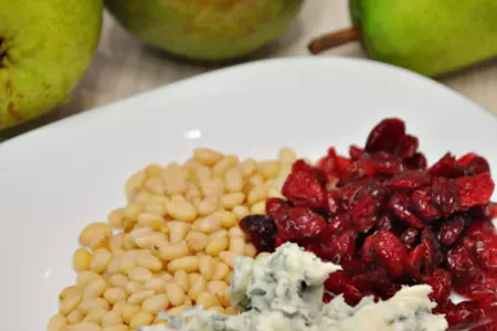 Груши, запеченные с сыром горгонзола, кедровыми орехами и вяленой клюквой: шаг 1