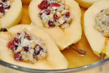 Груши, запеченные с сыром горгонзола, кедровыми орехами и вяленой клюквой: шаг 3
