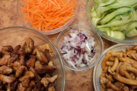 Салат с курицей и овощами.: шаг 1
