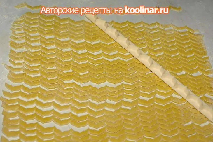 Паста домашняя "птички" с грибами в сливочном соусе: шаг 4