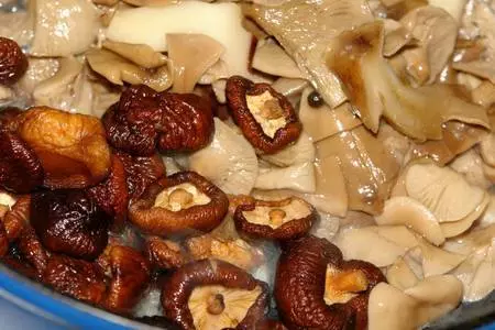Паста домашняя "птички" с грибами в сливочном соусе: шаг 10