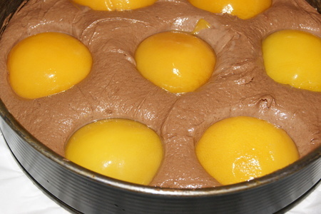 Шоколадный пирог с персиками и ореховой корочкой.: шаг 3